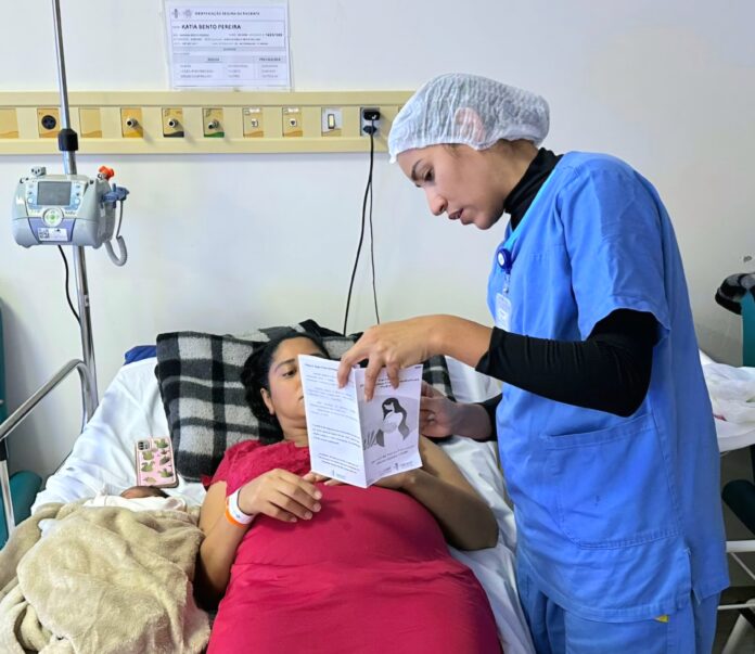 Paciente Katia com a fisioterapeuta Helmorany Araújo