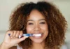 Escovar os dentes antes (e não depois) do café da manhã: essa e outras 3 dicas para uma higiene bucal correta
