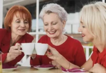 Chá fortalece ossos de idosas; café em excesso fragiliza, diz estudo