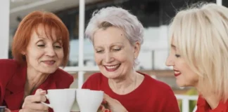 Chá fortalece ossos de idosas; café em excesso fragiliza, diz estudo