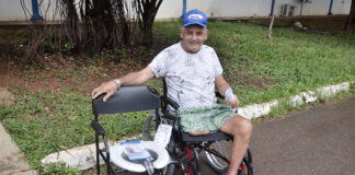 Pacientes da rede pública recebem cadeiras de rodas e de banho