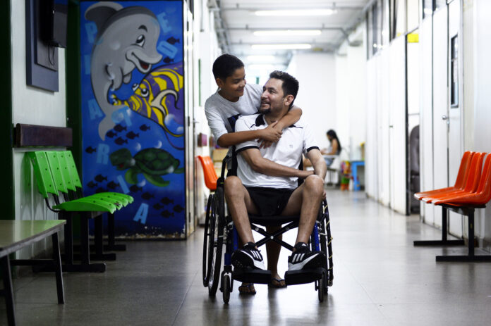 Paciente volta a andar na Policlínica de Taguatinga. Foto Matheus Oliviera - Agência Saúde DF