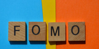 FOMO: conheça as causas e os sintomas da síndrome relacionada ao medo de perder algo