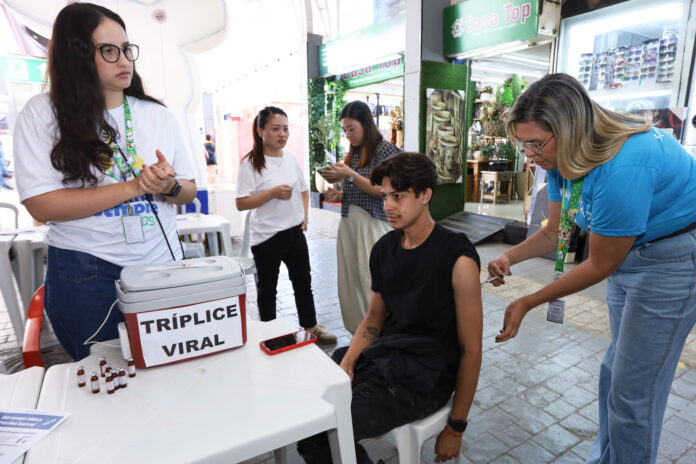 13.4.-Vacina-contra-o-sarampo.-Foto-Sandro-Araujo-Agencia-Saude-DF-696x464