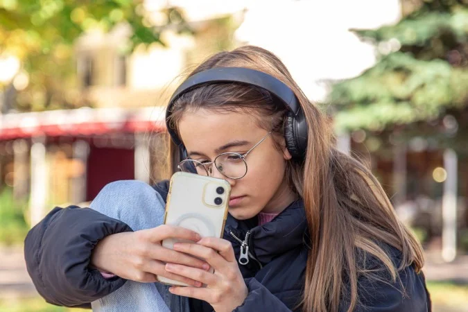 1_cute-teenage-girl-is-taking-pictures-phone-girl-headphones-65753296