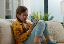 Entenda como o excesso de telas pode confundir sintomas de TDAH em crianças e adolescentes