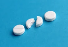 Pode cortar comprimido ao meio? Entenda quando a prática pode trazer riscos