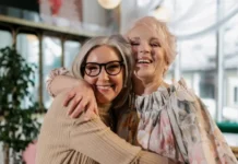 Ter amigos depois dos 50 anos melhora a saúde mental? Entenda a importância