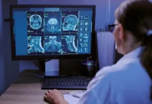 Aberta seleção para neurologia, psiquiatria e oftalmologia com salários de até R$ 16 mil
