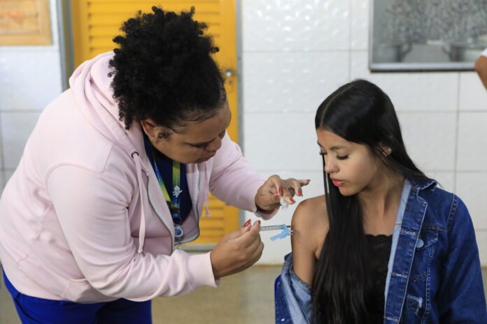 Vacinação contra HPV amplia público-alvo_Foto Jhonatan Cantarelle - Agência Saúde-DF (1)