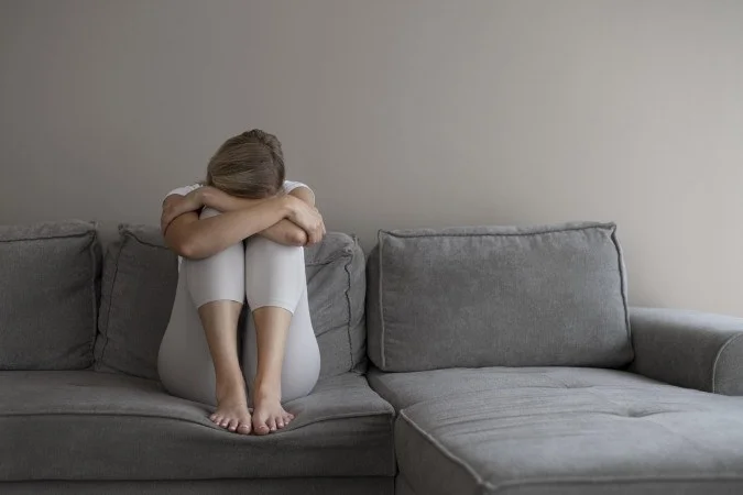 1_full-shot-woman-sitting-couch-66591839