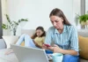 Pais que usam muito o celular na frente dos filhos podem atrasar o desenvolvimento da linguagem das crianças