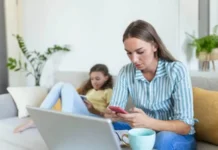 Pais que usam muito o celular na frente dos filhos podem atrasar o desenvolvimento da linguagem das crianças