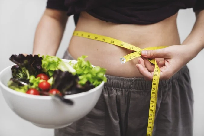 1_woman-measuring-her-tummy-weight-67393052
