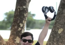 Conheça Dudu Atiê, o DJ que agita as baladas com as batidas da inclusão