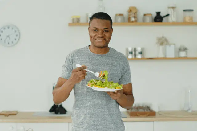 Homem-comendo-salada-640x427.png