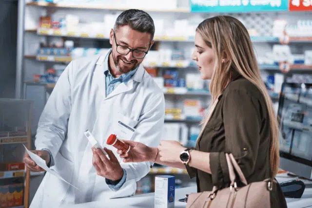 farmaceutico-atende-cliente-640x427.png