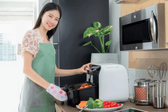 mulherpreparandorefeicaoairfryer-640x427.png